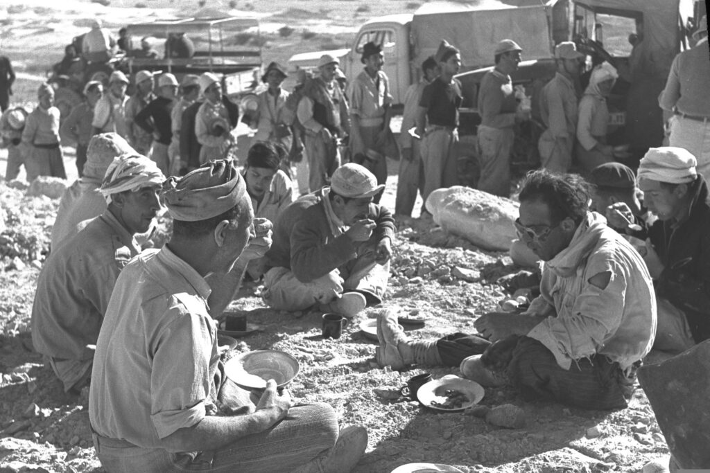 פועלים יהודים ופלסטיניים במהלך הפסקת צהריים בזמן סלילת כביש סדום, 1953