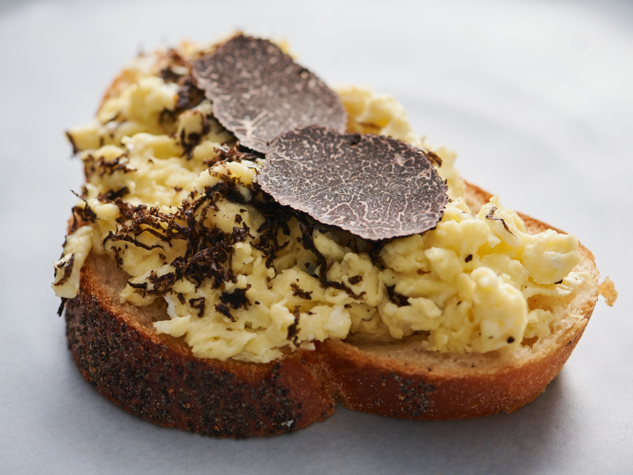 Toast with scrambled eggs and slices of truffles
