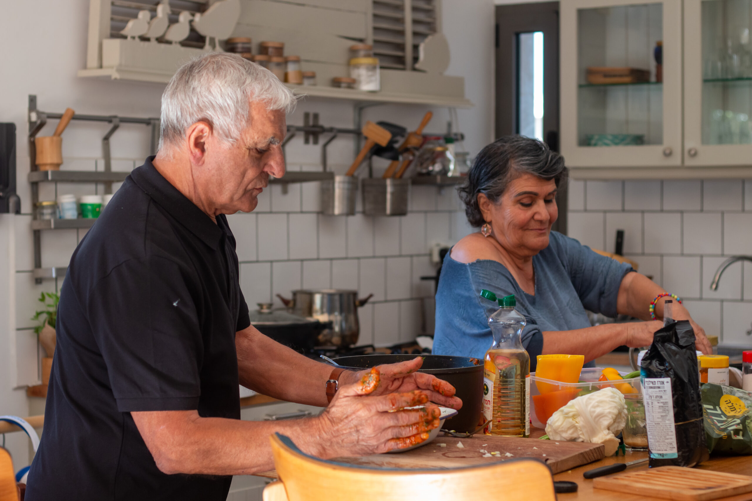 תמי ומוריס מויאל מבשלים במטבח של משפחת הירש