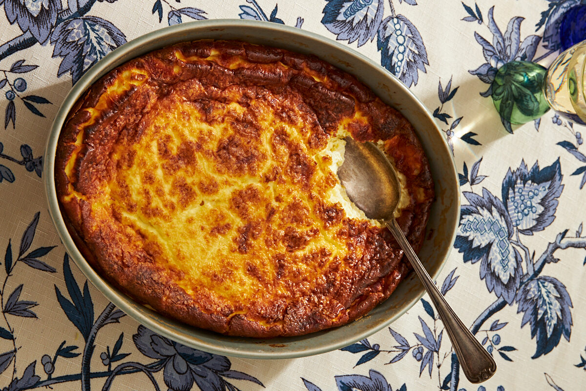 סופלה גבינות לשבועות עם כפית בתוכו