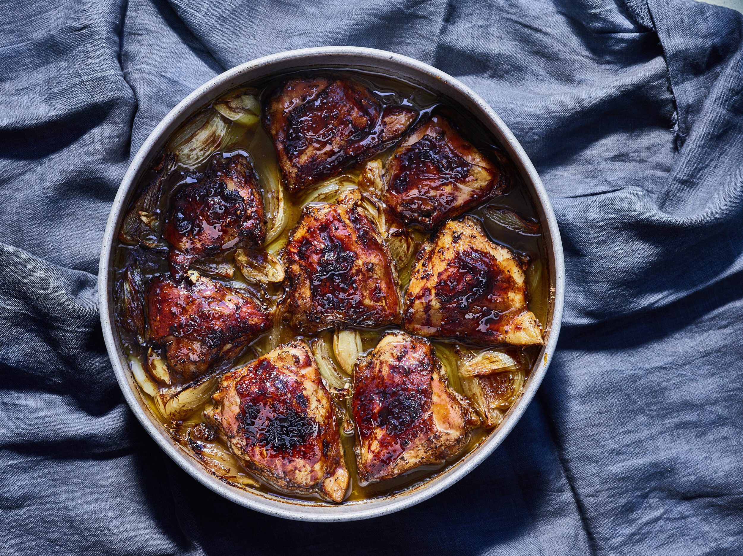 دجاج بدبس الرمان من تحضير إيرز كومروفسكي. تصوير دان بيرتس، ستايلينغ: نوريت كاريف