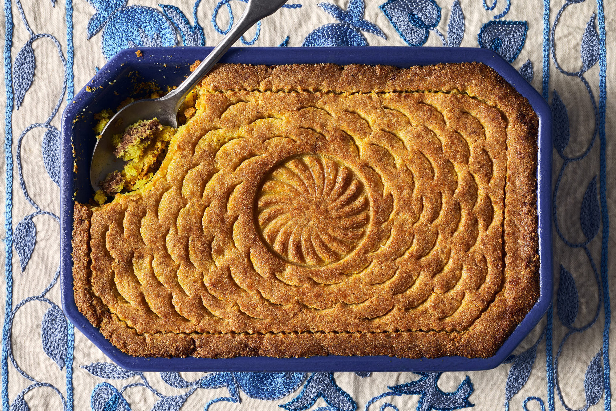 עוגת דחדח עם סולת בתבנית מרובעת מעוטרת