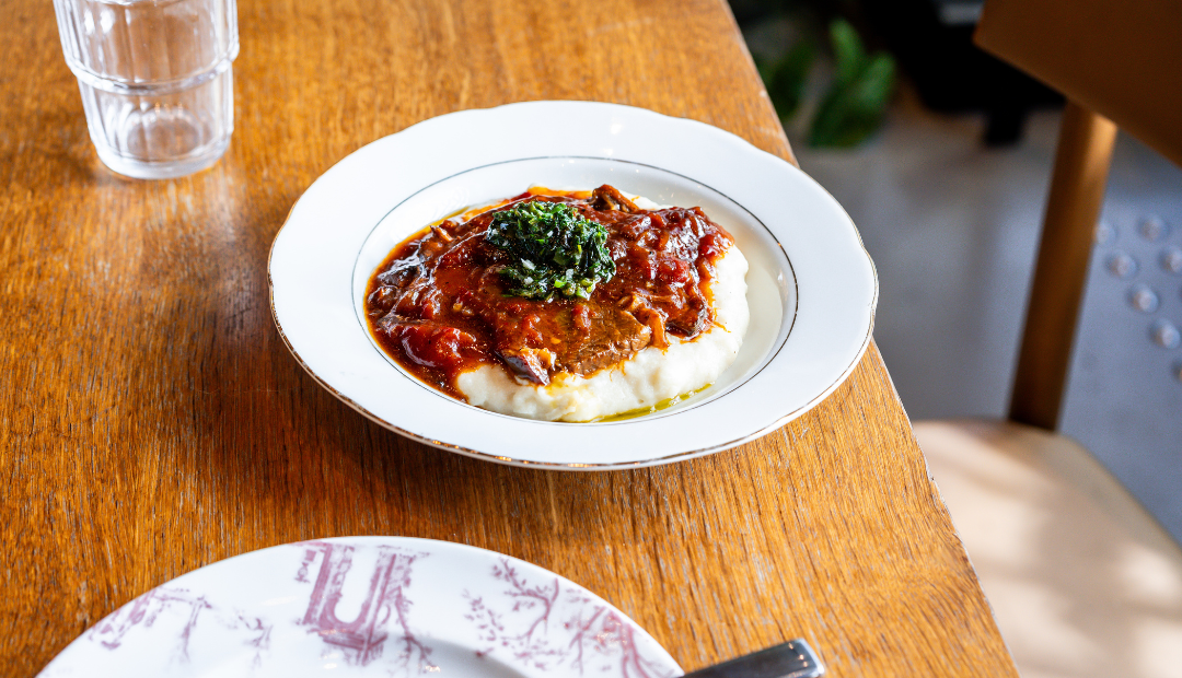 צלחת עם בריסקט על פולנטה של דנה לי ברמן