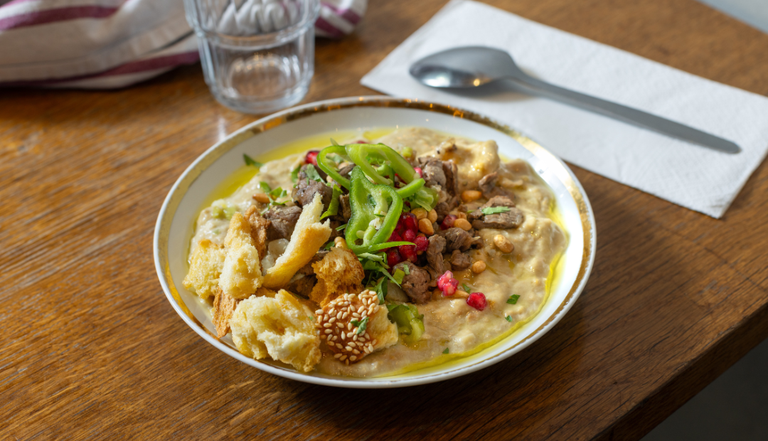 צלחת עם פאתה טלה = חומוס, בשר טלה, רימונים ולחם בסמנה