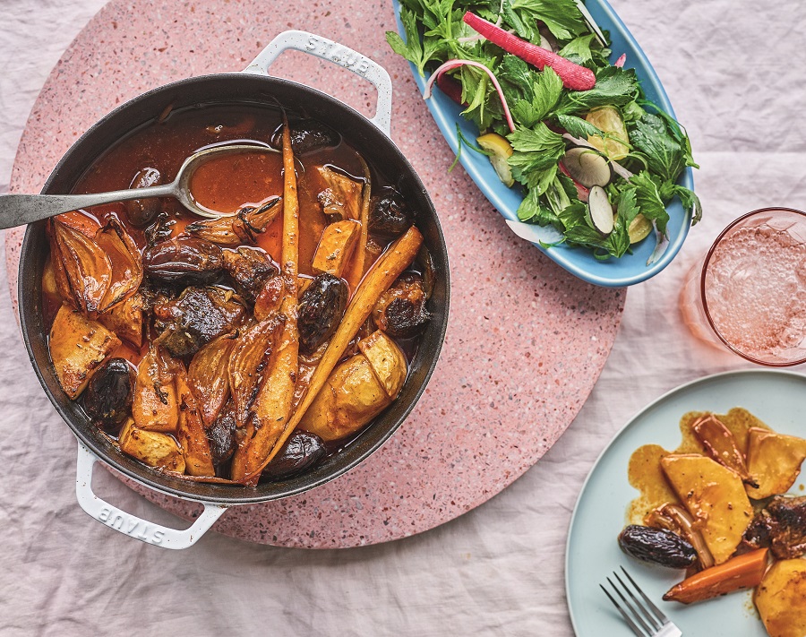 תבשיל ירקות שורש ותמרים של עדינה זוסמן