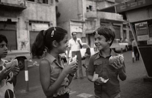 ילדים אוכלים פלאפל בשוק בצלאל, 1976
